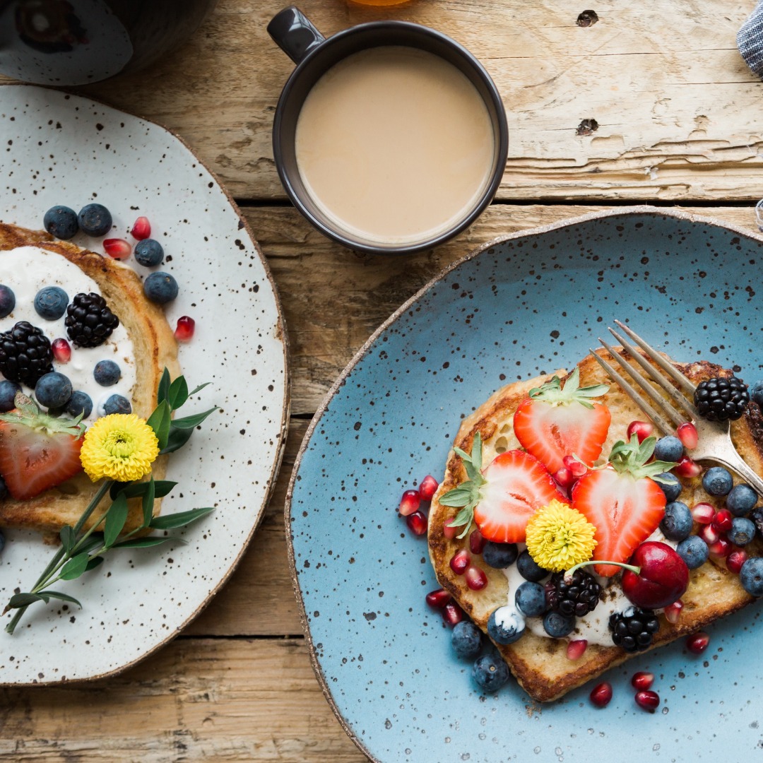 Café da manhã colorido com frutas vermelhas e torradas