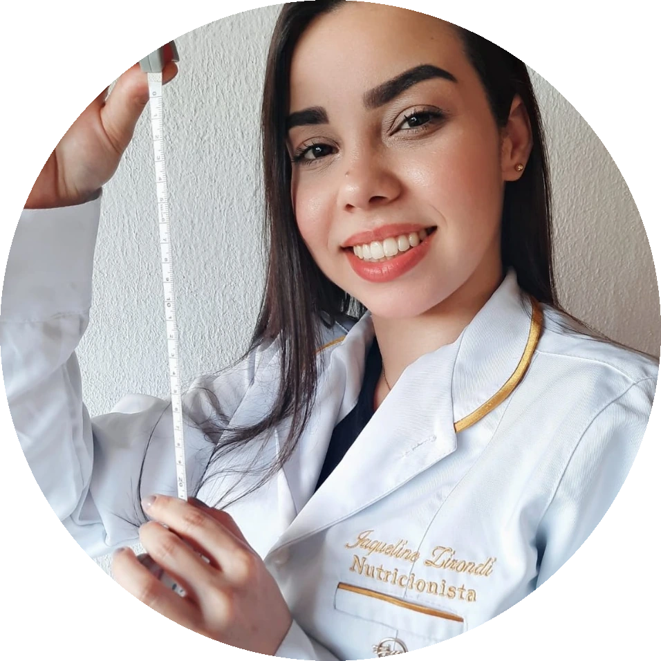 Jaqueline Zirondi de jaleco segurando uma fita métrica