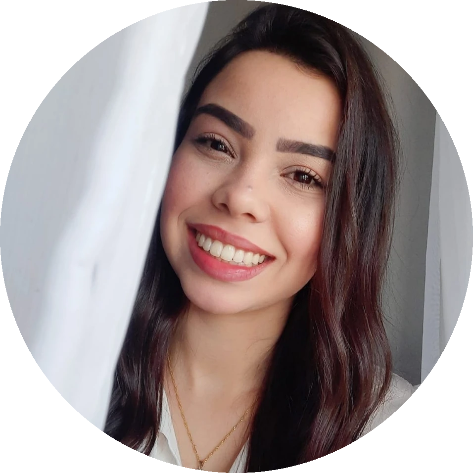Nutricionista Jaqueline Zirondi sorrindo